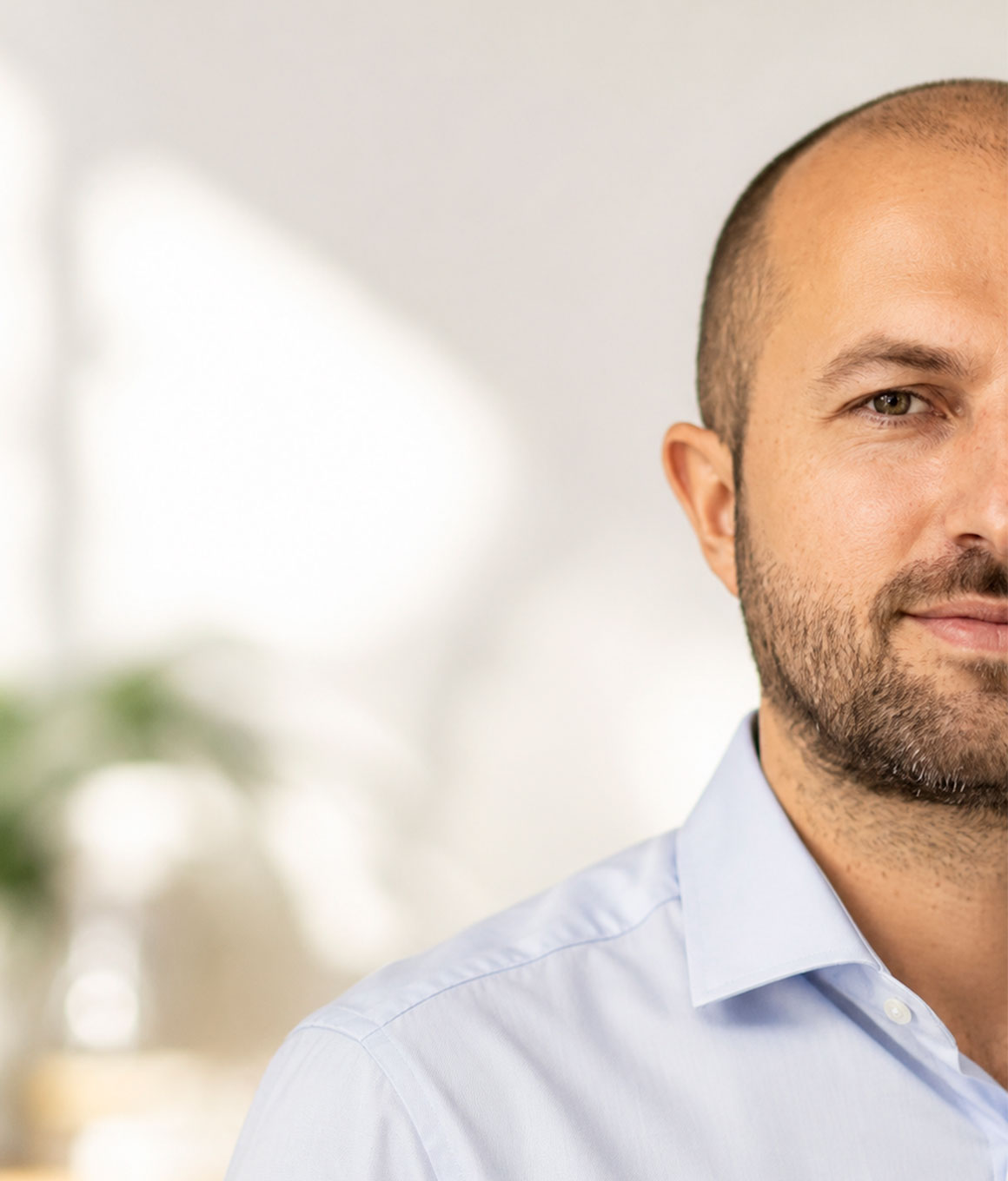 Pedro Lazarin, psicoterapeuta e fisioterapeuta, em um ambiente acolhedor com iluminação natural